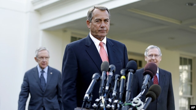 Lãnh tụ Đảng Dân chủ và Đảng Cộng hòa tại Thượng viện Harry Reid (trái) và Mitch McConnell (phải) bên ngoài Tòa Bạch Ốc, 16/11/2012