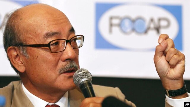 Japanese Ambassador to the Philippines Toshinao Urabe gestures as he answers questions from reporters after discussing Japan's new security policy during a forum with the Foreign Correspondents Association of the Philippines, July 17, 2014.