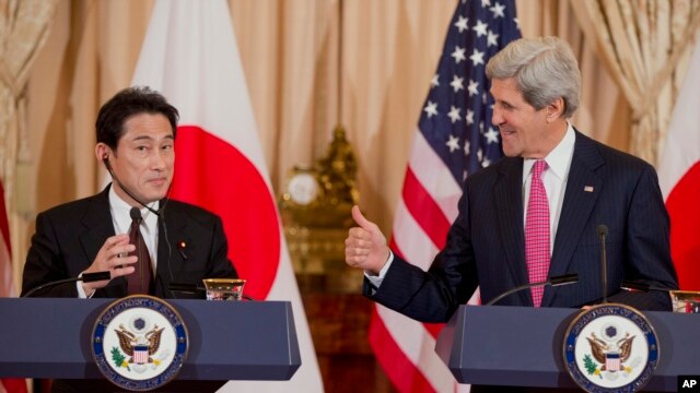 Bộ trưởng Ngoại giao Nhật Bản Fumio Kishida và Ngoại trưởng Mỹ John Kerry tại cuộc họp ở Washington, 7/2/2014