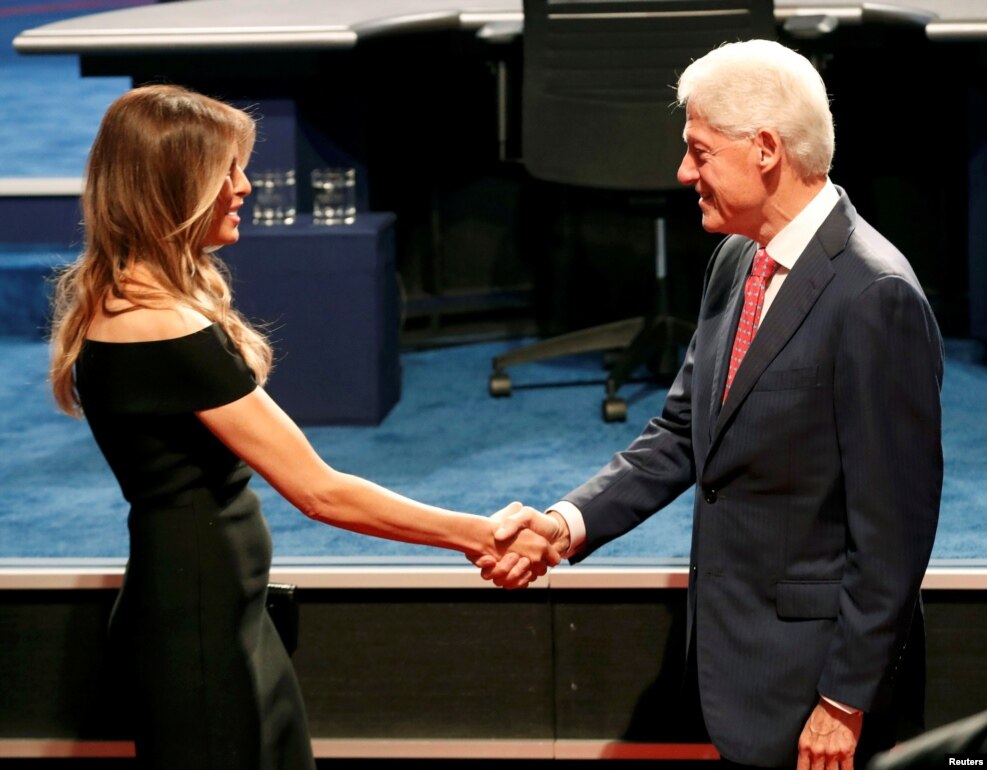 在候选人第一次辩论的场所，克林顿前总统和川普夫人握手（2016年9月26日）。其中谁将是下一任&ldquo;第一配偶&rdquo;？