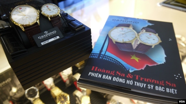 Những chiếc đồng hồ của công ty Candono mang dòng chữ Hoàng Sa và Trường Sa là của Việt Nam