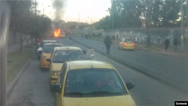 Una de las motos de la policía resultó totalmente quemada por la explosión de la bomba. [Foto cortesía de CableNoticias].