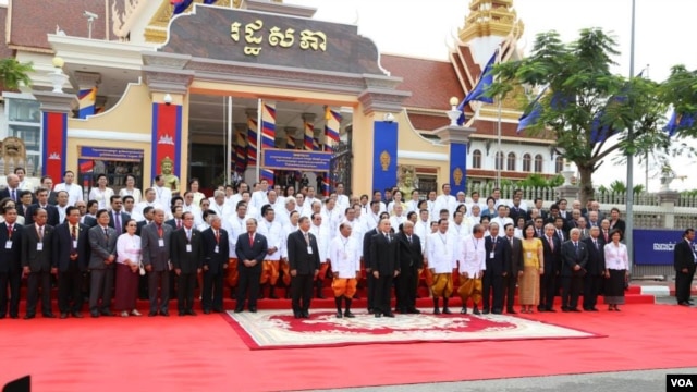 ព្រះមហាក្សត្ស​ព្រះបាទ នរោត្តម សីហមុន្នី ​និង​សមាជិក​សភា​ខាង​គណបក្ស​ប្រជាជន​កម្ពុជា ថត​រួម​គ្នា​នៅ​ក្នុង​ថ្ងៃបើក​ប្រជុំ​សភា​​ថ្ងៃ​ទី​២៣ កញ្ញា ជា​លើ​ក​ដំបូង​​តាំងពី​ការបោះឆ្នោត​ជាតិ​កាល​ពី​ថ្ងៃ​ទី២៨ ខែកក្កដា ឆ្នាំ​២០១៣។