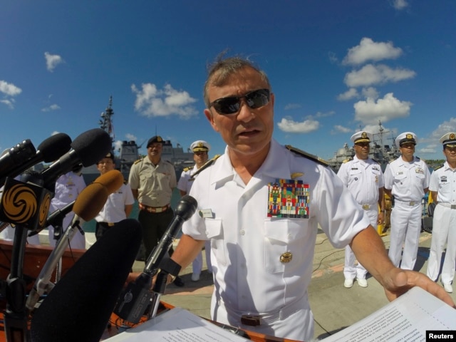 Đô đốc Harry Harris phát biểu trước giới truyền thông về cuộc tập trận hải quân lớn nhất thế giới RIMPAC tại Trân Châu Cảng ở Honolulu, Hawaii, tháng 6, 2014. Đô đốc Harry Harris, tuần trước đã đề xuất tái phục hồi liên minh không chính thức gồm Nhật Bản, Australia, Ấn Độ và Hoa Kỳ.