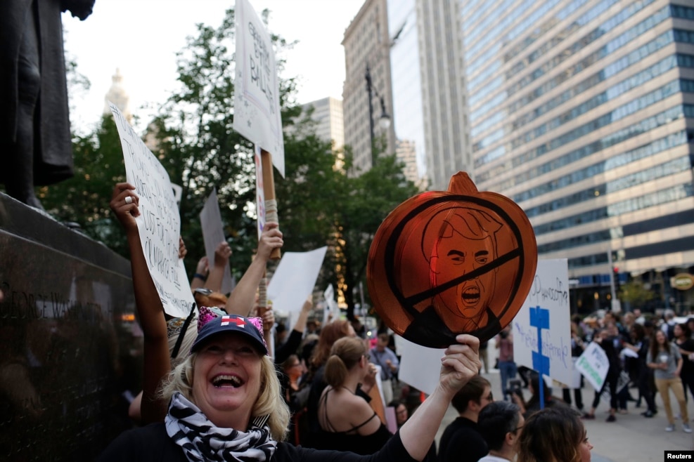 在芝加哥，有妇女参加反川普游行