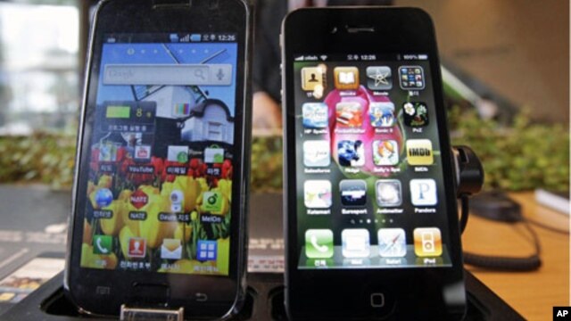 Thiết bị Galaxy của Samsung (trái) và Apple iPhone (phải)