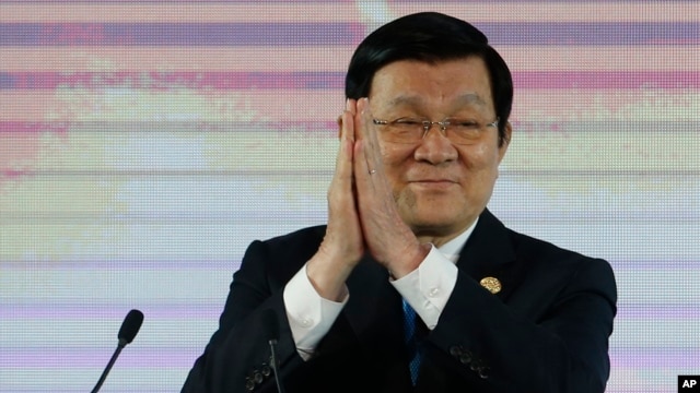 Vietnam's President Truong Tan Sang applauds during the Asia-Pacific Economic Cooperation (APEC) CEO summit in Manila, Philippines, Nov. 17, 2015. Presidents of the Philippines and Vietnam are showing a more united front on the disputed South China Sea issue on the sidelines of the summit.