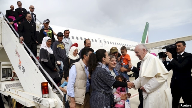 Đức Giáo Hoàng Francis chào đón một nhóm người tị nạn Syria sau khi hạ cánh xuống sân bay Ciampino ở Rome sau chuyến thăm tới trại tị nạn Moria trên đảo Lesbos của Hy Lạp hôm 16/4.
