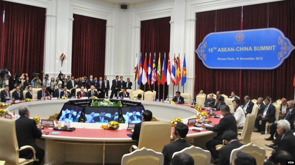 Chinese and ASEAN leaders attend the 15th ASEAN-China Summit in Phnom Penh's Peace Palace, Cambodia, November 19, 2012. (Sophat Soeung/VOA Khmer) 