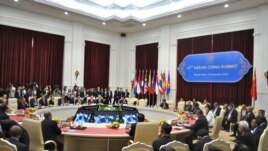 Chinese and ASEAN leaders attend the 15th ASEAN-China Summit in Phnom Penh's Peace Palace, Cambodia, November 19, 2012. (VOA Khmer/Sophat Soeung)