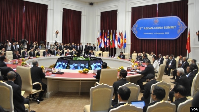 Chinese and ASEAN leaders attend the 15th ASEAN-China Summit in Phnom Penh's Peace Palace, Cambodia, November 19, 2012. (VOA Khmer/Sophat Soeung) 