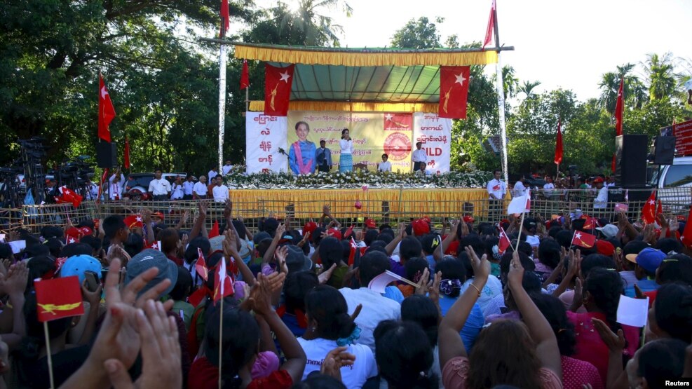 ေရြးေကာက္ပြဲအတြက္ မဲဆြယ္စည္း႐ံုးေရး ကာလအတြင္း ရခုိင္ျပည္နယ္၊ ေတာင္ကုန္ၿမိဳ႕တြက္ ေဟာေျပာ စည္း႐ံုးေန သည့္ ေဒၚေအာင္ဆန္းစုၾကည္။ ေအာက္တိုဘာ ၁၆၊ ၂၀၁၅