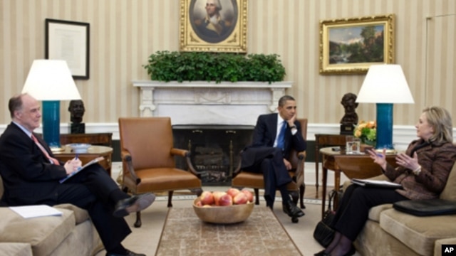 President Barack Obama meets with Secretary of State Hillary Rodham Clinton and National Security Advisor Tom Donilon in the Oval Office (file photo)