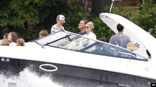 Mientras las críticas contra su estragegia de campaña arrecian, Mitt Romney está de vacaciones en su casa del lago Winnipesaukee en Wolfeboro, New Hampshire.