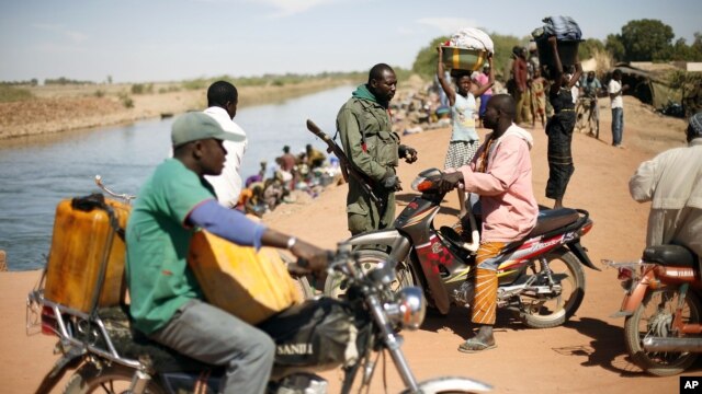 Binh sĩ Mali đang kiểm tra giấy tờ tùy thân của cư dân trong thành phố Diabaly, Mali, 21/1/13