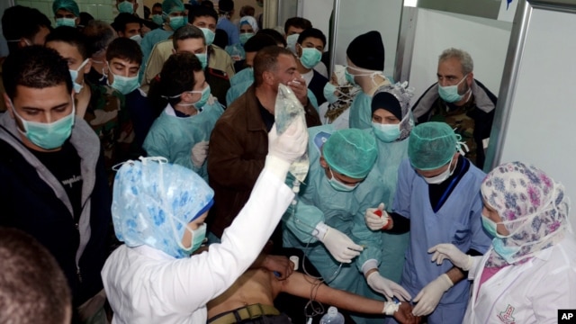 Một nạn nhân bị cho là nhiễm chất độc hóa học tại làng Khan al-Assal được điều trị tại 1 bệnh viện ở Aleppo, Syria, 19/3/2013