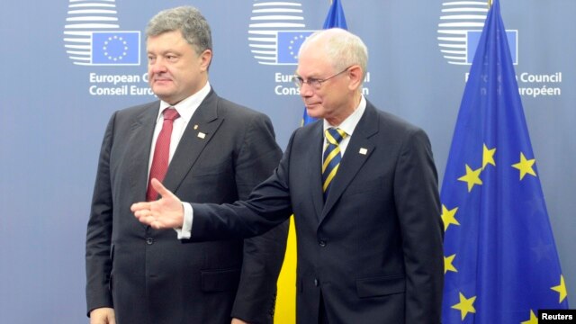Chủ tịch Hội đồng châu Âu Herman Van Rompuy (phải) chào đón Tổng thống Ukraine Petro Poroshenko tại Hội đồng Liên minh châu Âu ở Brussels, 30/8/2014.