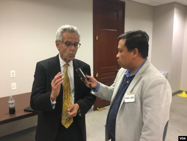 លោក ​Alan Lowenthal ​សមាជិក​ម្នាក់​នៃ​គណ:កម្មការ​សិទ្ធិមនុស្ស​នៃ​សភា​ស.រ.អា​ Tom Lantos ផ្តល់​បទ​សម្ភាសន៍​ឲ្យ​លោក​ សុខ ខេមរា នៃ VOA ​អំពី​បញ្ហា​សិទ្ធិមនុស្ស​នៅ​កម្ពុជា នៅ​រដ្ឋធានី​វ៉ាស៊ីនតោន កាល​ពី​ថ្ងៃ​ព្រហស្បតិ៍​ ថ្ងៃ​ទី​៨ ខែធ្នូ ឆ្នាំ​២០១៦។ (VOA Khmer)