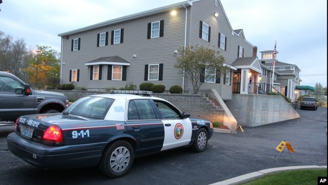 Mobil polisi berjaga di dekat rumah duka di North Attleborough, Massachusetts yang menjadi tempat sementara jenazah tersangka bom Boston (2/5). 