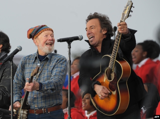 FILE - U.S. singers Pete Seeger (L) and Bruce Springsteen (R) performing during the “We are One” Inaugural Celebration at the Lincoln Memorial on Jan. 18, 2009, in Washington, D.C.