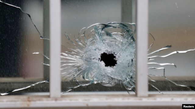 Vết đạn trên một cửa sổ tại hiện trường sau vụ nổ súng tại tòa soạn tuần báo Charlie Hebdo ở Paris, ngày 7/1/2015.