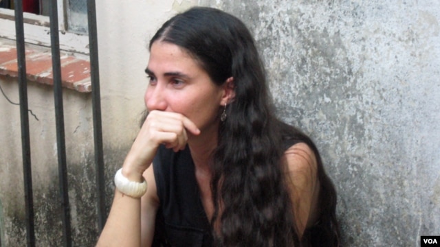 La bloguera Yoani Sánchez había acudido a una estación policial a interesarse por el paradero de otros detenidos.