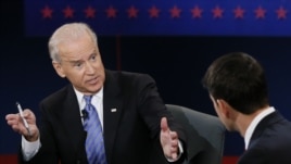  Vis Prezidan ameriken an, Joe Biden (agoch) nan deba ak kandida Repibliken Paul Ryan (adwat), 11octòb 2012. 