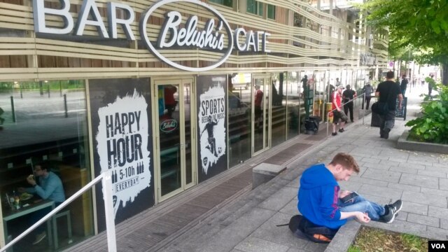 A bar in Paris shows one of the many British influences in the French capital. (L.Bryant/VOA)