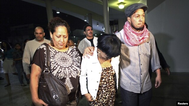 La madre y el hijo de Héctor Camacho en las afueras del centro médico en donde murió el excampeón mundial.