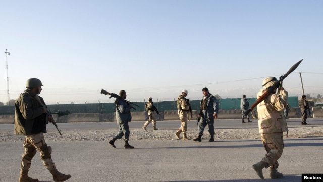 Lực lượng an ninh Afghanistan tại hiện trường vụ tấn công, ngày 2/12/2012.