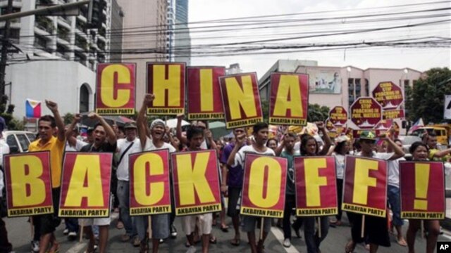 Dân Philippines biểu tình phản đối khi tàu Trung Quốc đánh bắt cá bất hợp pháp trong vùng bãi cạn Scarborough