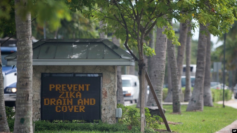 Un aviso a la entrada de Key Biscayne, Florida, recuerda a los residentes botar o cubrir recipientes con agua para evitar la reproducción de mosquitos.