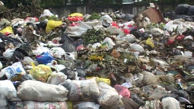 Tumpukan sampah tidak dapat ditampung sehingga meluber sampai ke jalan-jalan di Bandung. (VOA/R. Teja Wulan)