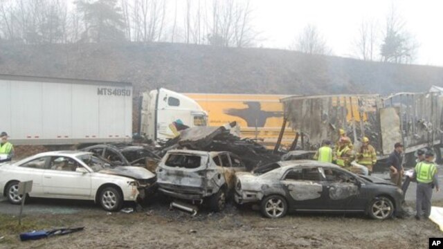Algunos de los 95 vehículos involucrados en una serie de accidentes en la carretera interestatal 77, cerca de los límites de Virginia y Carolina del Norte, en Galax, Virginia, el domingo 31 de marzo de 2013. 