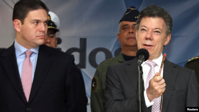 El Ministro de Defensa de Colombia, Juan Carlos Pinzón, (izq) recibió las instrucciones del presidente Juan Manuel Santos para coordinar con el CICR la liberación de los secuestrados.  