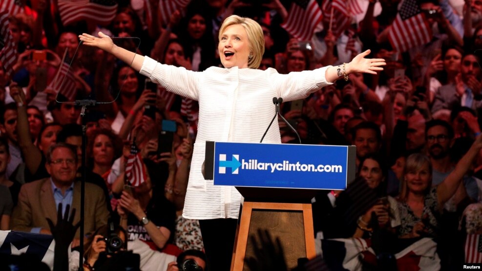Hillary Clinton saluda a la multitud durante el acto de campaña realizado el 7 de junio.