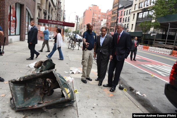 Governor Andrew M. Cuomo and Mayor Bill de Blasio receive a briefing from authorities on the explosion in Manhattan and visit residents and businesses around 23rd Street. (Photo: Don Pollard / Office of Governor Andrew M. Cuomo)