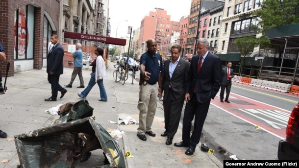 Thống đốc Andrew M. Cuomo và Thị trưởng Bill de Blasio nghe báo cáo về vụ nổ ở Manhattan và đi thăm những người dân và doanh nghiệp ở Đường 23.