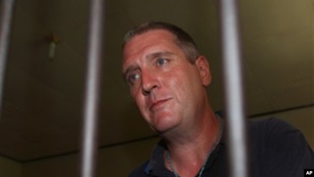 Julian Anthony Ponder, warga Inggris, menunggu dalam selnya sebelum menuju pengadilan di Denpasar, Bali 29 Januari 2013. (AP Photo/Firdia Lisnawati). Julian Anthony Ponder dijatuhi hukuman enam tahun penjara karena menjadi kaki tangan terpidana mati kasus narkoba pekan lalu, Lindsay June Sandiford. 