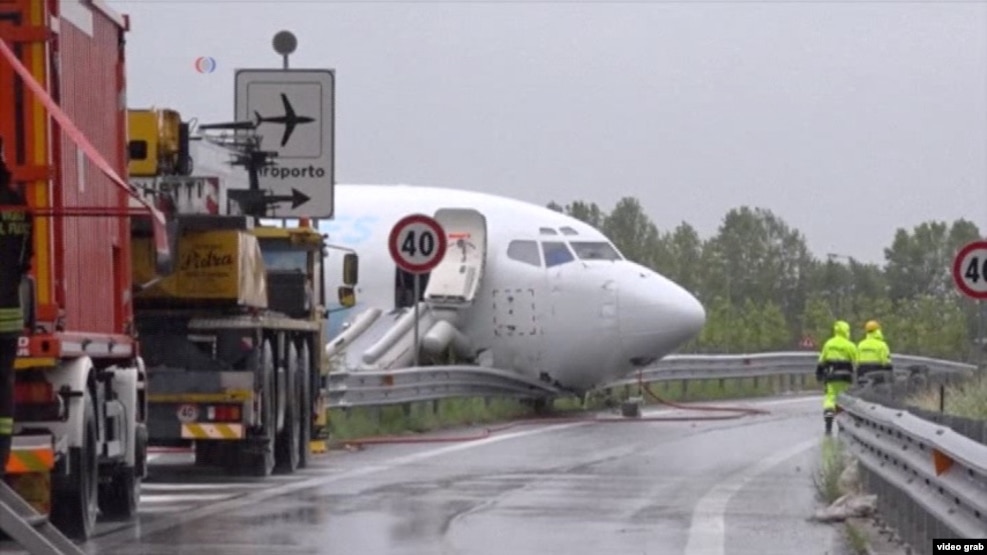 Imagen tomada de un video que muestra la nariz del avión de DHL sobre la carretera que corre al lado del aeropuerto de Bérgamo.