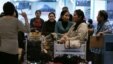 Pekerja migran Filipina di bandara internasional Manila (foto: dok). Pemerintah Filipina mengatakan total ada lebih dari 85 ribu pekerja migran Filipina bekerja di Taiwan. 