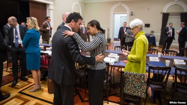 وندی شرمن، معاون وزیرامور خارجه آمریکا (راست)، سوزان رایس و یوسی کوهن (چپ)، در جلسه روز پنجشنبه در واشنگتن