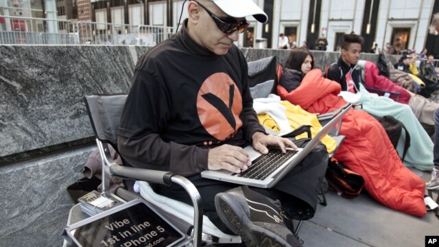 Hazen Sayer, desarrollador de aplicaciones, es el primero en la fila frente a la tienda de Apple en la Quinta Avenida de Nueva York para comprar el iPhone 5.
