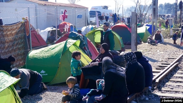 Một gia đình người Syria chờ đợi ở biên giới Thổ Nhĩ Kỳ.