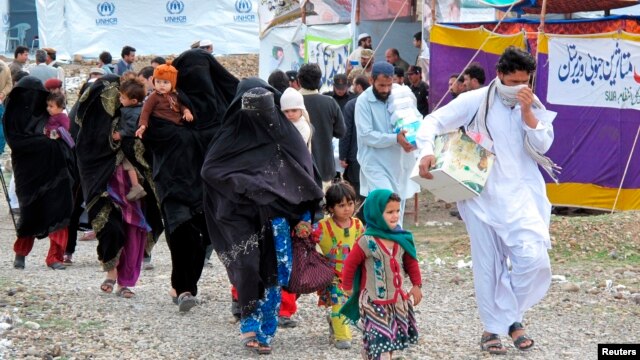 Người tản cư từ Nam Waziristan rời khỏi trại Kawr ở thị trấn Tank, tây bắc của Pakistan, 16/3/2015.