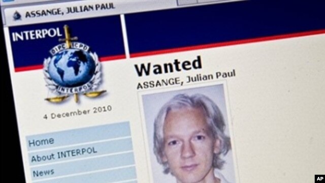 Página de Interpol, con el rótulo de "Wanted" (requerido), con la foto de Julian Assange.