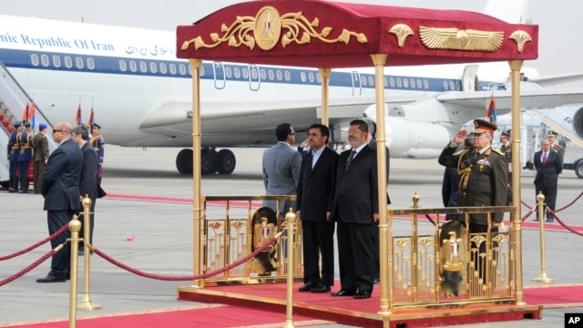 Presiden Iran Mahmoud Ahmadinejad disambut Presiden Mesir Mohamed Morsi dengan upacara kenegaraan di bandara Kairo, Mesir 5 Februari 2013. (Foto: Kantor Presiden Mesir)