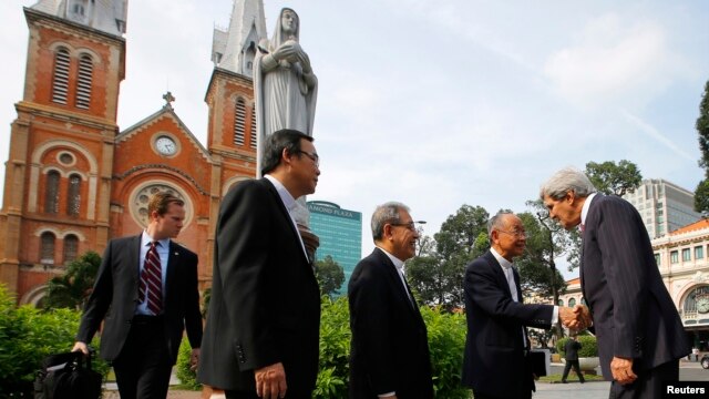 Ngoại trưởng Mỹ John Kerry tại Nhà thờ Đức Bà ở TPHCM, ngày 14/12/2013.  