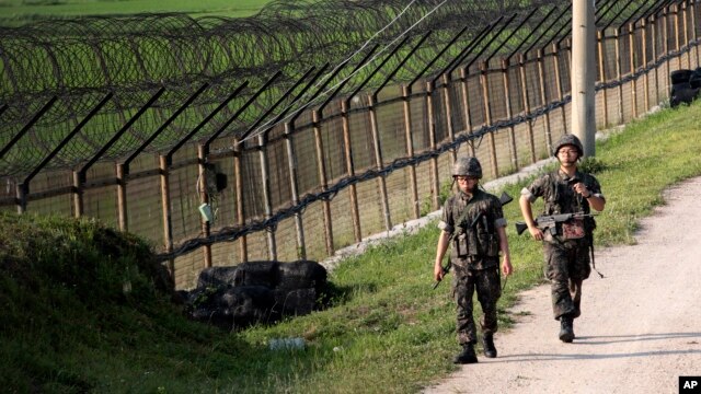Binh sĩ Nam Triều Tiên tuần tra gần hàng rào quân sự ở Paju, gần biên giới Bắc Triều Tiên.