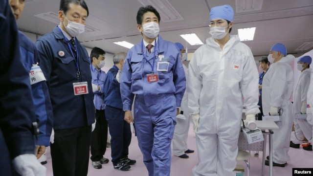Japan's new prime minister, Shinzo Abe (C), tours the emergency operations center of the crippled Fukushima nuclear power plant December 29, 2012.